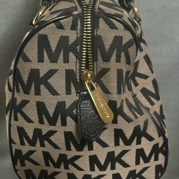 Michael Kors signature purse - Picture 2 of 6